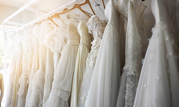 bruidsjurken passen voor de fun