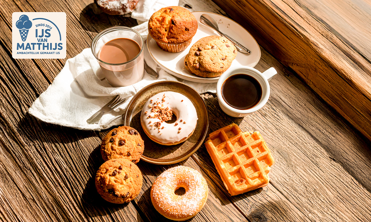 Warme chocolademelk met slagroom + zoete lekkernij naar keuze bij IJs van Matthijs