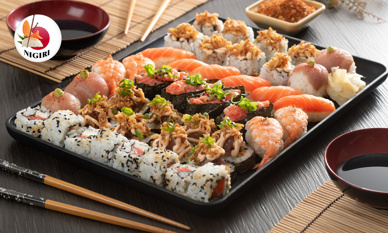 Luxe sushiboot (50 stuks) + wakamesalade voor 2 personen voor afhaal bij Nigiri Sushi