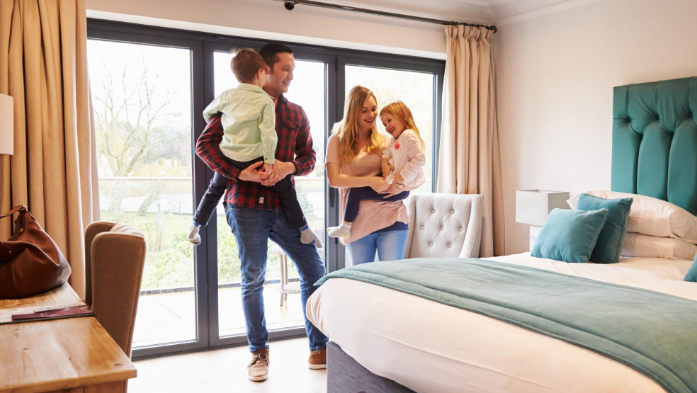 https://media.socialdeal.nl/img/dp-dynamicbanner-mobile-efteling-hotels.png